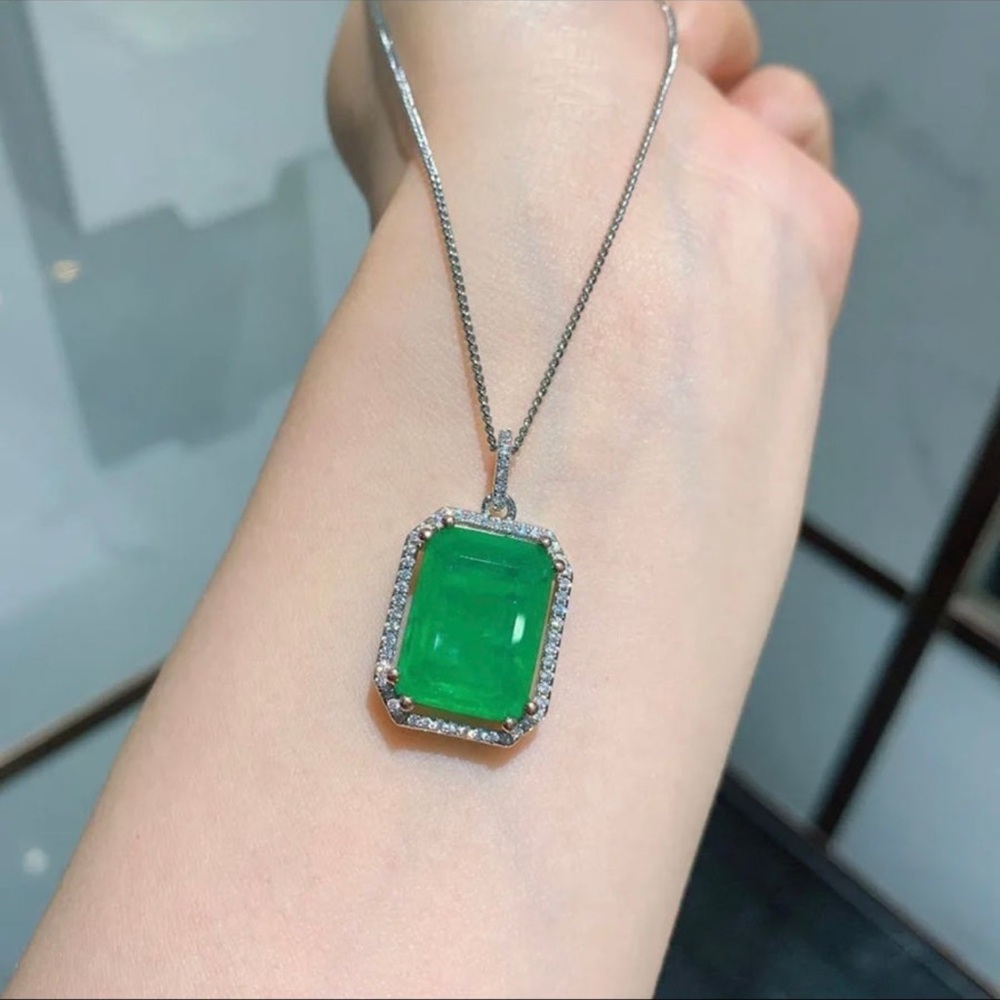 Gorgeous 3CT emerald square silver pendant necklace